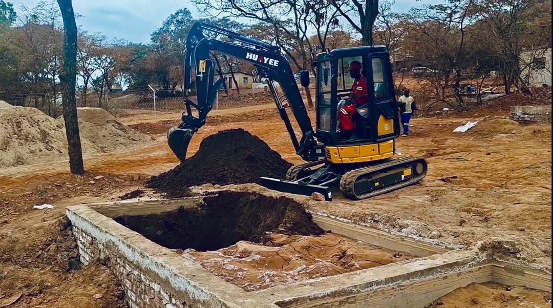 HUAYEE HY35C excavator excavating inside foundation walls