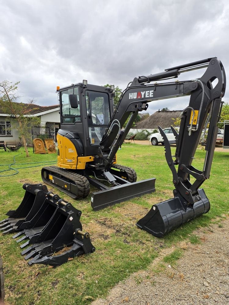 Huayee HY35C excavator with buckets and ripper