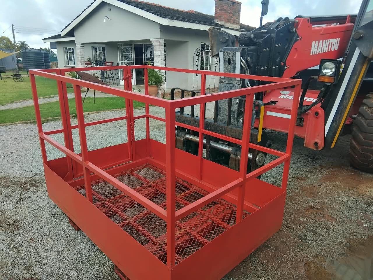 Two-person work basket mounted on the Manitou telehandler